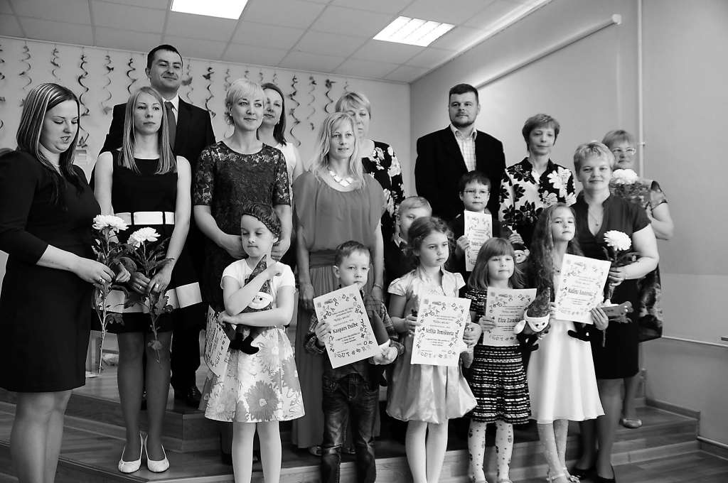 Vecāki priecājās, ka bērni jau paguvuši pirmās prasmes un tagad ir gatavi mācībām skolā.           
Autors:  AIVARS ZILBERS