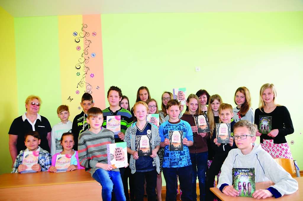Iegūstot Latvijas lasošākās klases titulu,Valkas pamatskolas 5.d klases audzēkņi kopā ar latviešu valodas un literatūras skolotāju Raineldu Popdjakuniku (no kreisās) un klases audzinātāju Annu Meļķi lepojas ar iespēju nest skolas vārdu valsts mērogā.                                                                               
Autors:  INGA KARPOVA