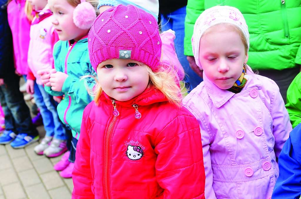 Grupas “Rūķīši” trīs gadus vecā audzēkne Darja Poplavska priecājas par svētkiem. 