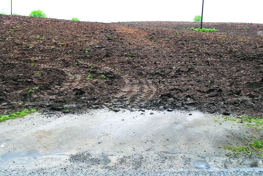 Piekļūt Smiltenes pagasta Līgo kalnam ar automašīnām vairs nevarēs, jo lauksaimniecībā izmantojamā zeme, arī agrāk iebraukātā ceļa vieta, ir uzarta. Savukārt gājējiem labības laukā izpļaus taciņu.            
Autors:  SANDRA PĒTERSONE