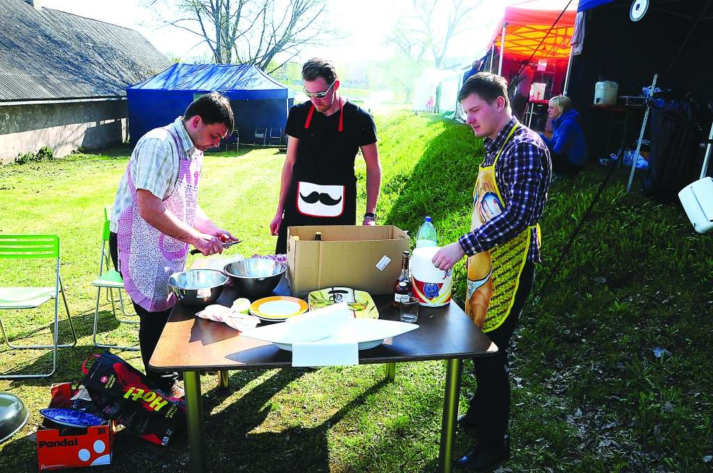 Grilēšanas festivālā par labāko komandu no Latvijas vērtētāji atzina Kārķu pagasta vīrus.                                                                                   
Autors:  ALDIS DUBĻĀNS 