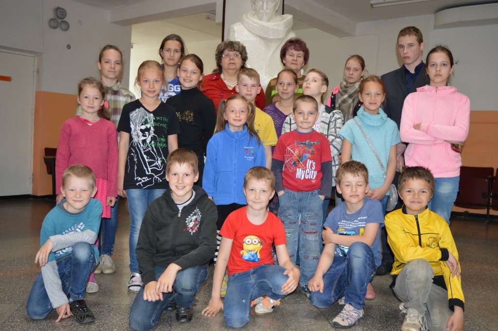 Šie ir tikai daži no Variņu pamatskolēniem, kuri kopā ar skolotājām Daigu Ērmani (pēdējā rindā vidū no kreisās) un Īru Balodi maijā devās vairākās bezmaksas mācību ekskursijās, pētot un izzinot Latvijas vēsturi.                                                                                                                                 
Autors:  SANDRA PĒTERSONE