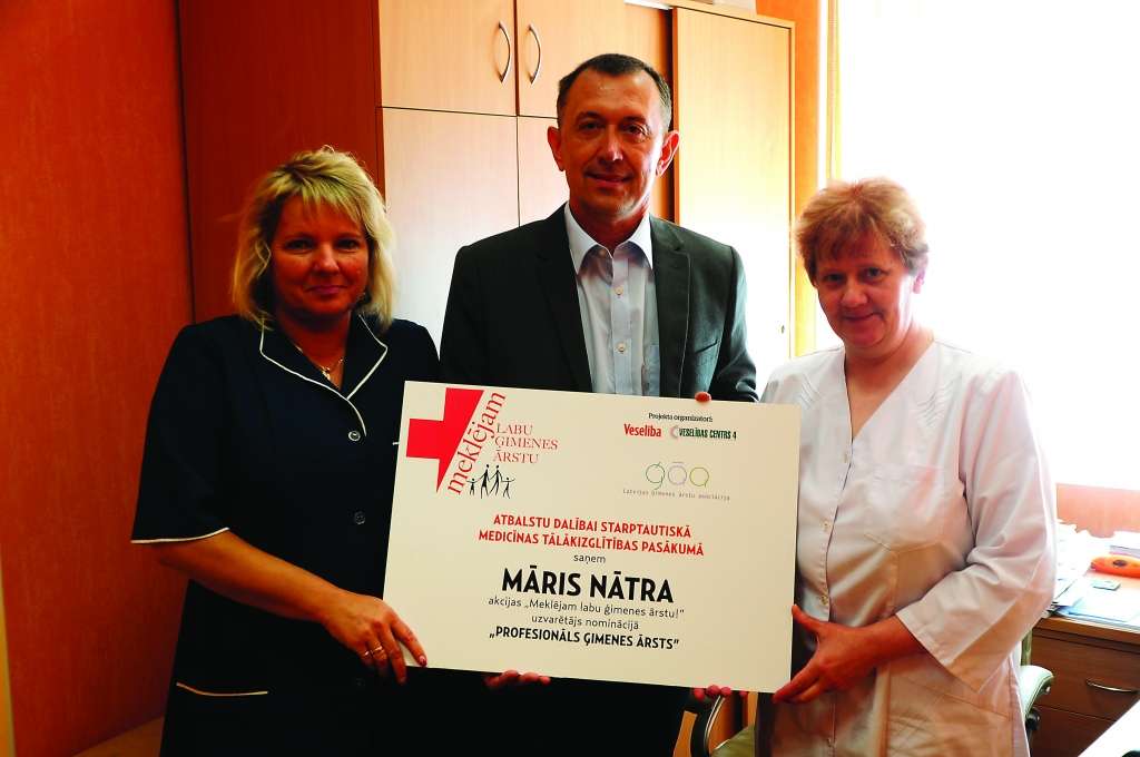 Uzvara konkursā Mārim Nātram (centrā) dod iespēju paplašināt zināšanas un piedalīties kādā starptautiskā mediķu kongresā.               
Autors:  ALDIS DUBĻĀNS