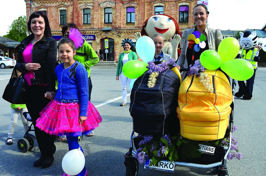 Šogad jaunums akcijā bija ģimeņu parāde -  gājiens cauri pilsētas centram.