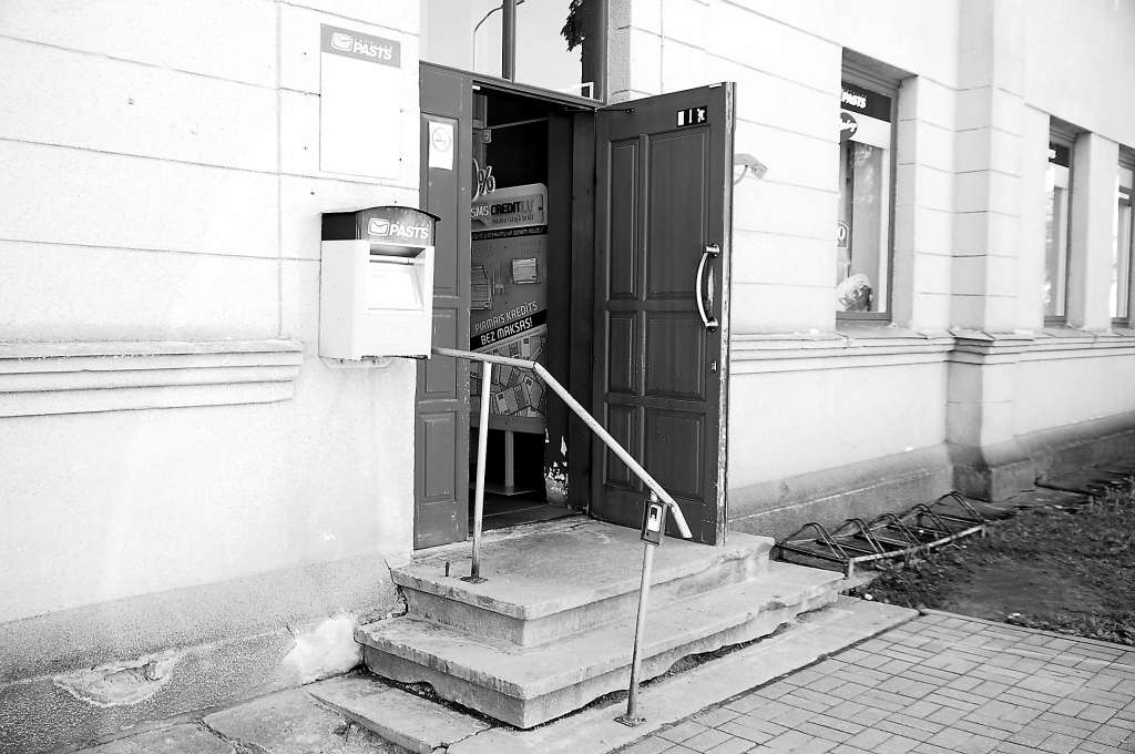 Tagad, kad Valkā vairs nav banku, daudzi finanšu operācijas veic pastā, bet cilvēkiem ratiņkrēslā šajā iestādē joprojām nav iespējams tik pāri kāpnēm.
                                                                                                                       
Autors:  AIVARS ZILBERS 
