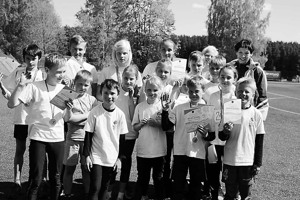 Izvērtējot aizvadītā mācību gada sacensību rezultātus, Smiltenes novadā vissportiskākā skola 1. - 6. klašu grupā ir Smiltenes Centra vidusskola. Attēlā - skolas sportisti un viņu sporta skolotāja Margarita Mikarta. 
 
Autors:  SMILTENES SPORTA SKOLA