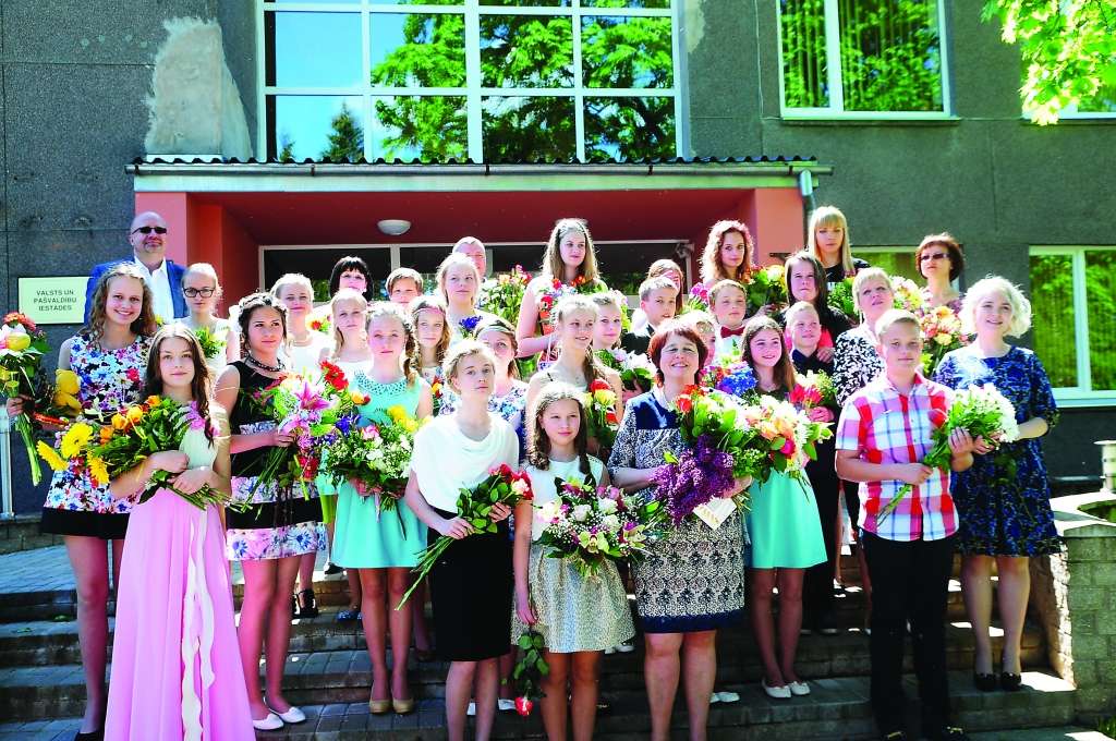 Gandarījums par labi padarītu darbu ir ne tikai 26 Valkas mākslas skolas absolventiem, bet arī skolas direktorei Marutai Stabulniecei un sveicējiem - Valkas novada domes priekšsēdētājam Ventam Armandam Krauklim un pašvaldības deputātei Undai Ozoliņai.                                              
Autors:  INGA KARPOVA