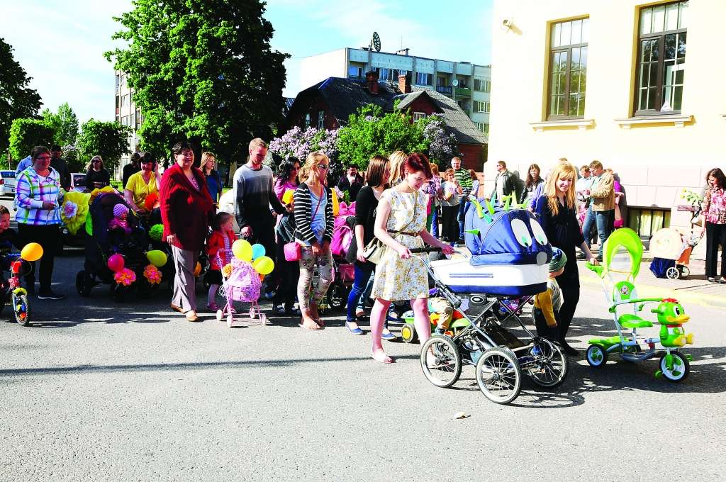 Šogad rotātu bērnu ratiņu bija mazāk kā pērn, bet vecāki bija parūpējušies, lai tie piesaistītu klātesošo uzmanību.                                      
Autors:  AIVARS ZILBERS