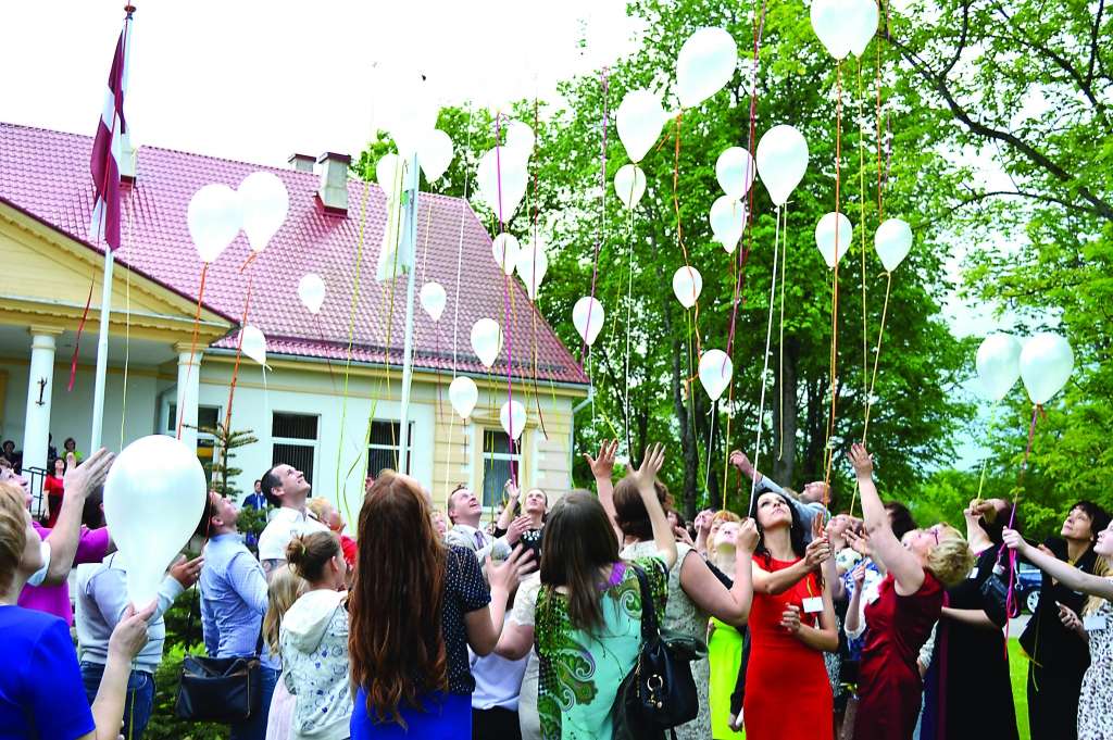 Vēlot Launkalnes skolai daudz laimes dzimšanas dienā, absolventi, skolēni, skolotāji, tehniskie darbinieki un viesi debesīs palaida baltus balonus.                                
Autors: FOTO: SANDRA PĒTERSONE 