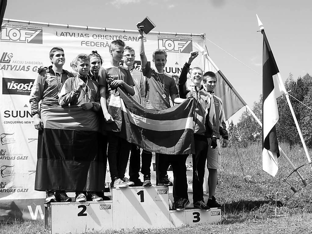 Baltijas čempionātā orientēšanās sportā grundzālietis Ilgvars Caune (uz pirmās vietas pjedestāla pirmais no labās) izcīnīja zeltu komandu stafetēs un bronzu individuāli garajā distancē.                                         
Autors:   MĀRIS STABIŅŠ