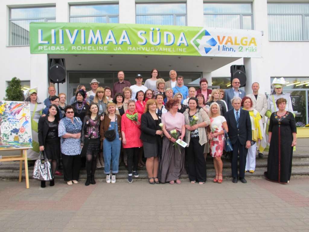 Valgas un Valkas mākslinieki tiekas kopizstādē un atklāj pilsētas svētku 431. gadadienu.                                                                                      
Autors:  ALDIS DUBĻĀNS