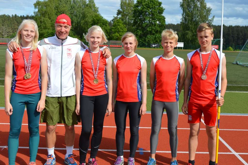  Smiltenes sporta skolas vieglatlēti izvirzījušies spicē svētdien notikušajā Latvijas čempionātā U-14 grupā. Par Latvijas čempionēm kļuvušas Sabīne Marksa (no kreisās) un Marta Marksa, sagādājot sev dāvanu dzimšanas dienā, priecājas viņu treneris Guntars Markss. 
Autors: SANDRA PĒTERSONE