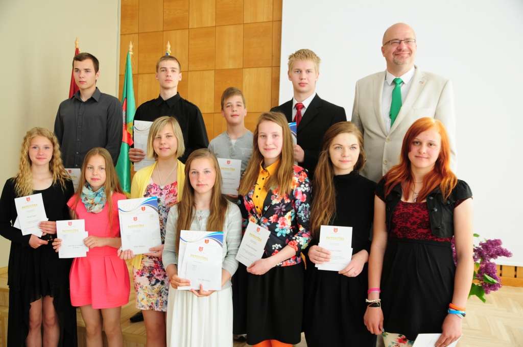 Pirmos pašvaldība sveica sekmīgos skolēnus par dalību vairākās valsts mēroga olimpiādēs. Domes priekšsēdētājs Vents Armands Krauklis (otrajā rindā pirmais no labās) uzslavēja audzēkņus par dalību dažādās jomās. 

Autors:  AIVARS ZILBERS