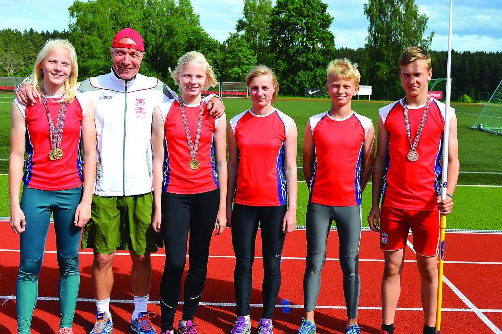 Smiltenes sporta skolas vieglatlēti izvirzījušies spicē svētdien notikušajā Latvijas čempionātā U-14 grupā. Par Latvijas čempionēm kļuvušas Sabīne Marksa (no kreisās) un Marta Marksa, sagādājot sev dāvanu dzimšanas dienā, priecājas viņu treneris Guntars Markss.                                                                                                         
Autors:  SANDRA PĒTERSONE