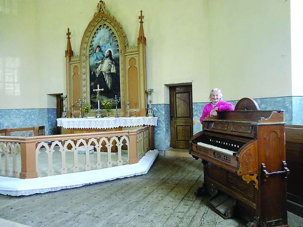Liels prieks un saviļņojums par atgūto harmoniju ir palsmanietei Ilgai Sprancmanei. Viņa bija klāt, kad šo instrumentu aizveda uz Aumeisteriem.                 
Autors:  INITA ZAHARČUKA
