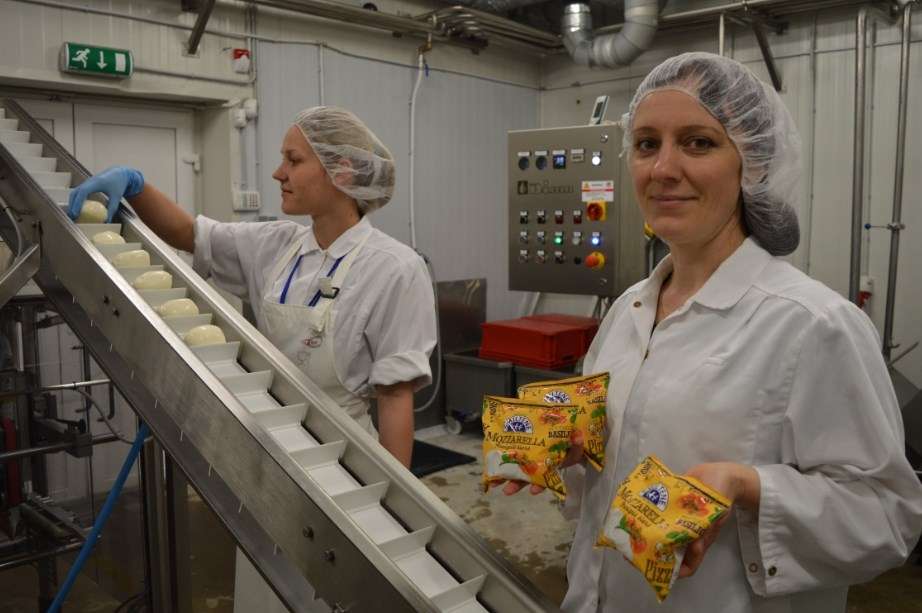 Uzņēmuma “Smiltenes piens” jaunā produkta - siera “Mozzarella” - izveide ir uzticēta jaunajai speciālistei pārtikas tehnoloģei Kristīnei Āboltiņai (no kreisās) pieredzējušās kolēģes, Blomes pienotavas vadītājas Jeļenas Lagzdiņas uzraudzībā.                                                                                                                                          
Autors:  SANDRA PĒTERSONE