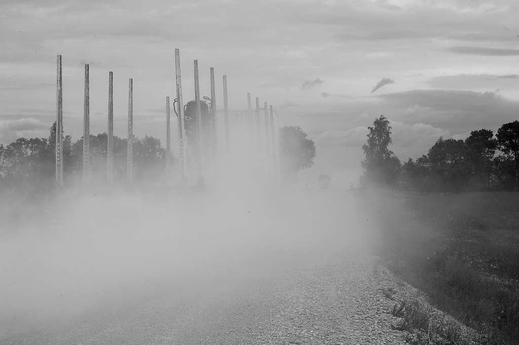 Tā nav tehniska kļūme fotografēšanas dēļ. Šādu “miglu” pie Palsmanes ciemata robežas samainoties rada divas smagās automašīnas, saceļot putekļus no grantētā ceļa. 

Autors:  SANDRA PĒTERSONE