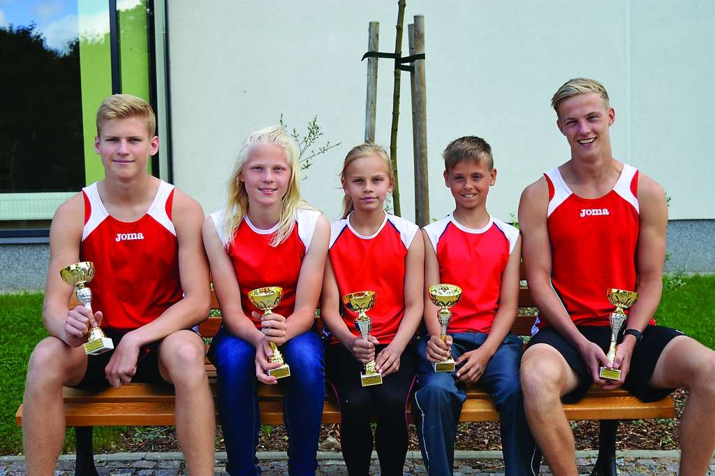 Smiltenes BJSS šķēpmetēji Matīss Velps (pirmais no kreisās), Sabīne Marksa, Hanna Gabriela Ziemiņa, Eduards Svīķis un Jāzeps Groza ir godalgoto vietu ieguvēji nupat Jelgavā notikušajās Latvijā populārākajās šķēpmešanas sacensībās – Jāņa Lūša kausa izcīņā. Klāt nav medaļnieka Dāvja Krauļa.                                                  
Autors:  SANTA SINKA