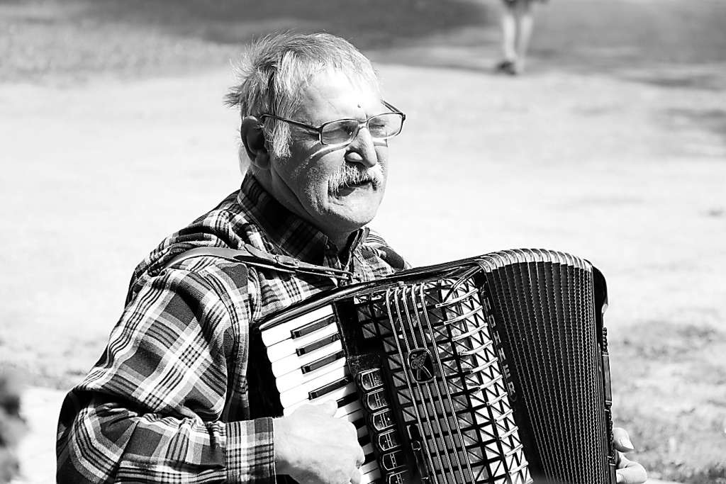 Par lustīgu noskaņojumu ar dziesmām un akordeona spēli parūpējās Jānis Mūzis.                FOTO: SANTA SINKA
