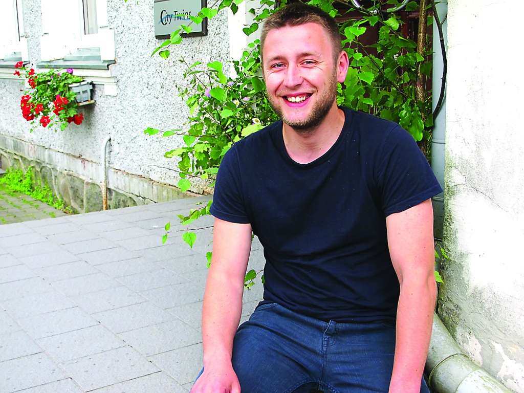 Valcēnietis Viktors Kaņepe savu vārdadienu sācis īsti svinēt tikai tad, kad apprecējis latviešu meiteni Daci.                                               
Autors:  INGA KARPOVA 