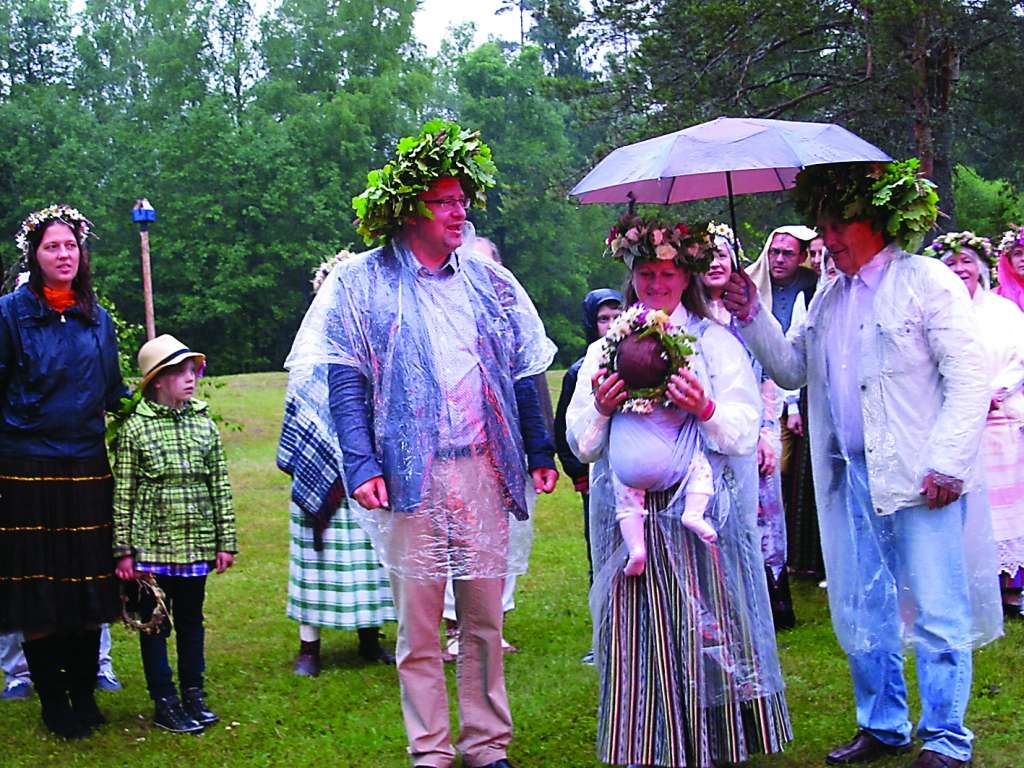 Pasākuma vadītāji – folkloras grupa “Vilki” - īpaši pateicās “Ielīcu” māju saimniekiem – Baibai Pedraudzei un viņas tētim Ēvaldam Platniekam (no labās). Par Jāņa bērnu sagaidīšanu un uzņemšanu arī Valkas novada domes priekšsēdētājs Vents Armands Krauklis saņēma uzslavas.