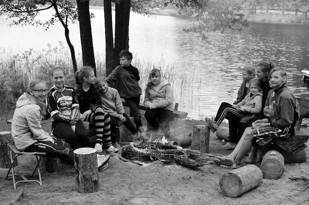 Nedaudz noguruši, melnām mutēm, toties priecīgi bērni stāsta par savu šīs vasaras piedzīvojumu pie Niedrāja ezera, ko nedēļas garumā līdzīgu nometnei jaunajiem censoņiem organizēja pašmāju orientēšanās klubs “Azimuts”.                                                                                           
Autors: FOTO: SANTA SINKA 
