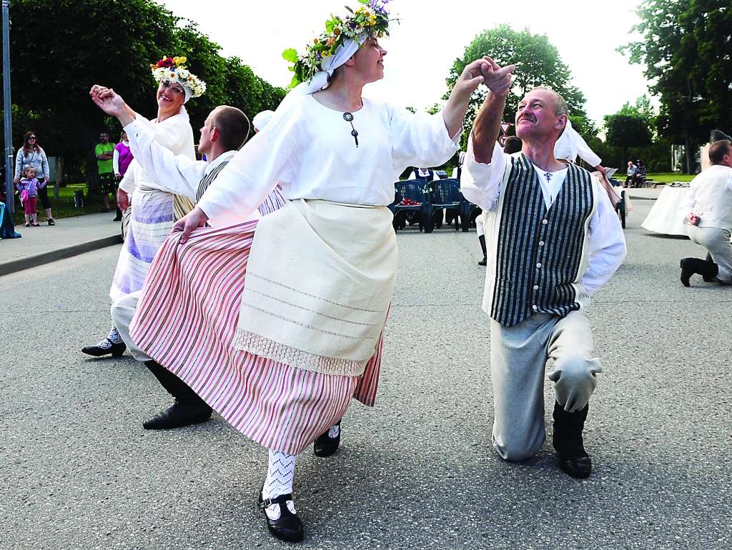Itin plašu programmu rādīja Valkas kultūras nama folkloras deju kopa “Sudmaliņas’’. 


Autors:  ALDIS DUBĻĀNS 