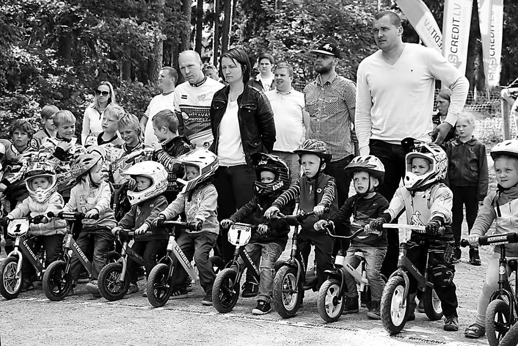 Kamēr lielie sacenšas par saviem pirmajiem un arī kārtējiem čempionāta posma kausiem, paši mazākie vecāku pavadībā savu meistarību apliecināja blakus Silvas BMX esošajā “pump track” trasītē.                       
Autors: FOTO: SANTA SINKA 
