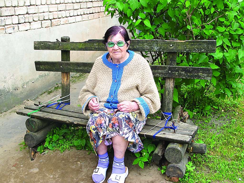 Ieraugot “Ziemeļlatvijas” korespondenti, Semināra ielas 6 iedzīvotāja Olga Lisovska neslēpj, ka preses pieaicināšana ir gluži vai pēdējā cerība, ka beidzot tiks uzstādīts ilgi gaidītais soliņš mājas pagalmā.          
Autors:   INGA KARPOVA