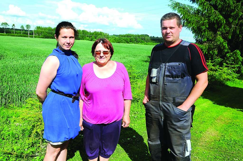 Zemnieks Jānis Anže (no labās), mamma Daina un māsa Inese ir sadalījuši pienākumus saimniecībā un katrs savu veic ar lielu atbildības izjūtu.                                                                                                                            
Autors:  AIVARS ZILBERS