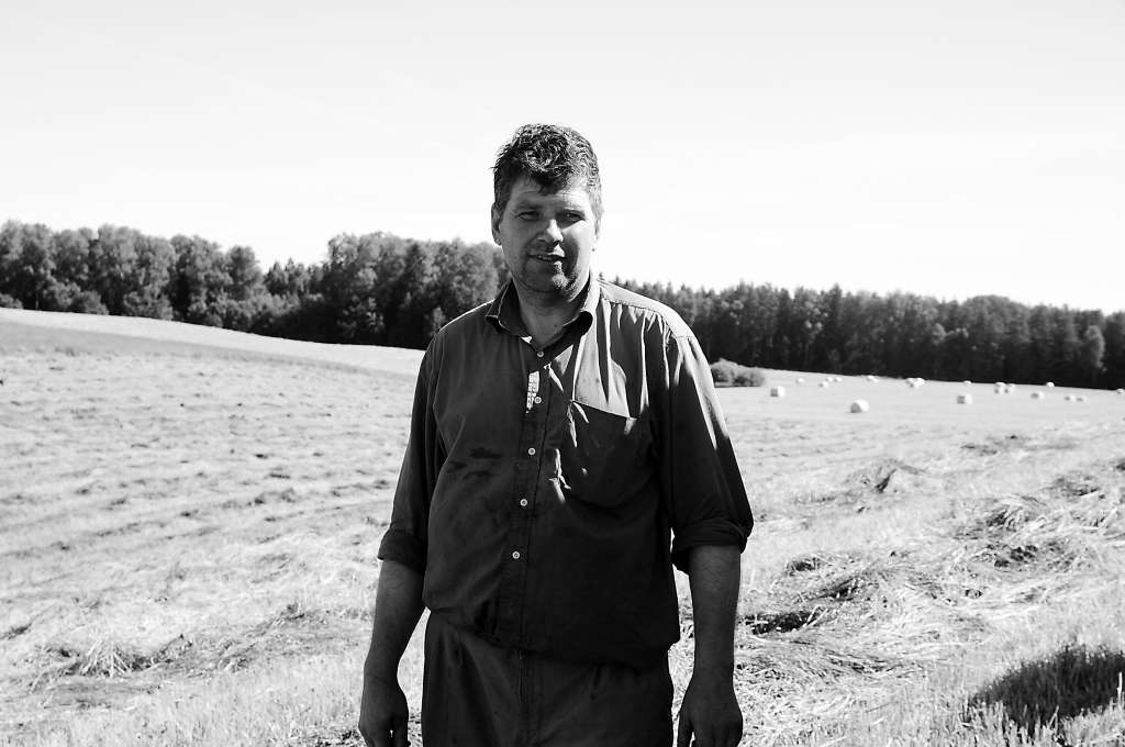 Dzintars Jurševskis šonedēļ domā pabeigt skābsiena presēšanu un tad ķersies pie siena ražošanas. 
                                                                                                                                                                                  
Autors:  AIVARS ZILBERS