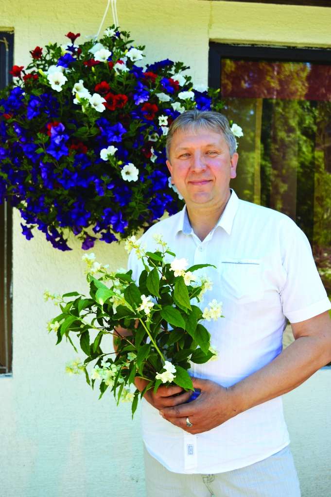 Smiltenietis Uldis Kalniņš savas dzīves vērtību saredz ģimeni un pats savām rokām uzcēlis  tai māju laukos, kur rīt svinēs arī savu vārdadienu. 

Autors:  SANDRA PĒTERSONE