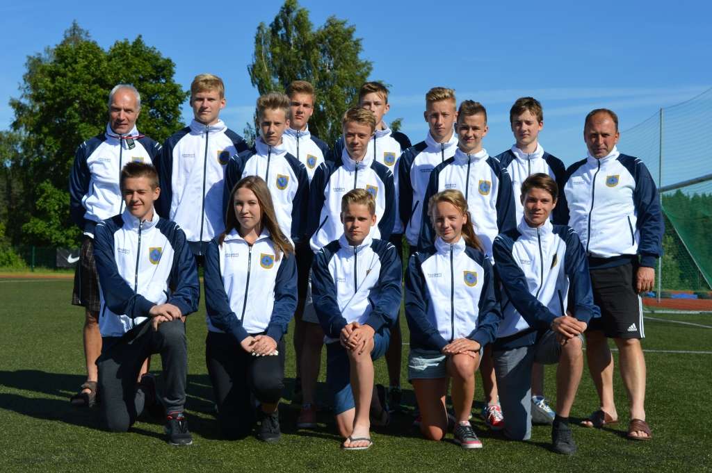 Savās jaunajās sporta formās uz kopīgu bildi pirms dalības Latvijas Jaunatnes Olimpiādē  pulcējas Smiltenes novada futbolisti, vieglatlēti un pludmales volejbolistes, kā arī treneri Guntars Markss un Andis Rozītis.
