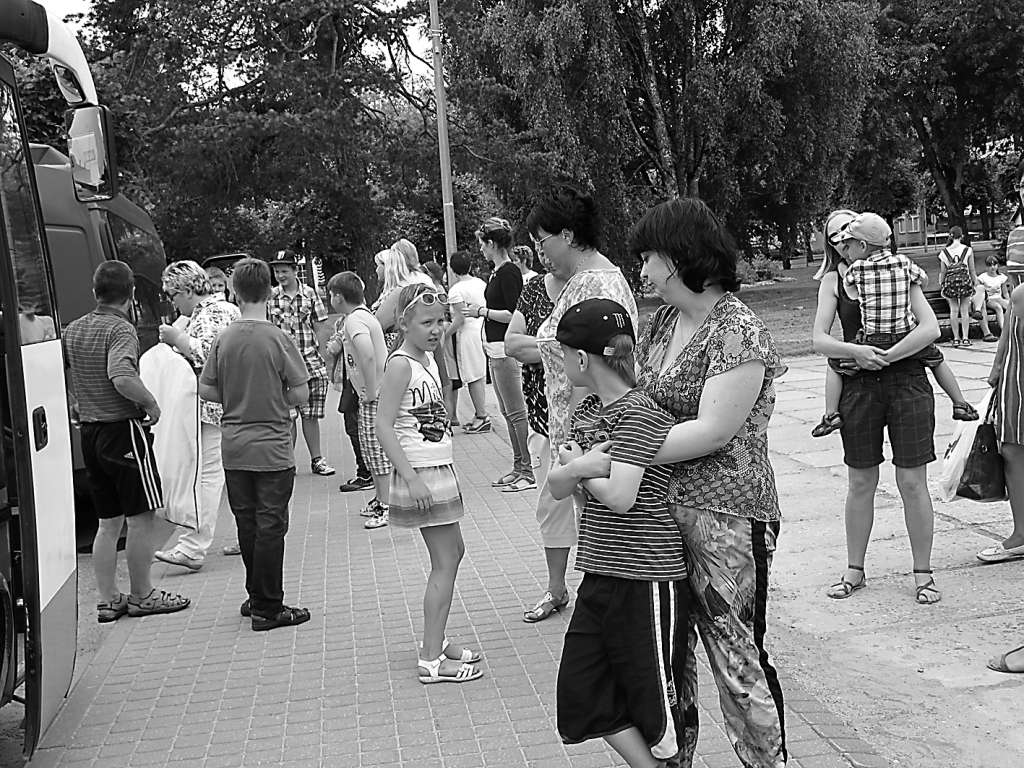 Pirms došanās uz Rīgu mazākie dejotāji no deju kolektīva “Vainadziņš” vēl steidz samīļoties ar mammītēm.                                                   
Autors:  INGA KARPOVA