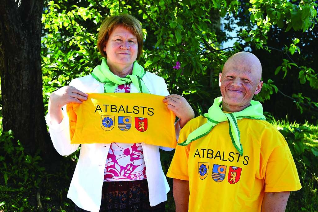 Biedrības “Atbalsts cilvēkiem ar īpašām vajadzībām” valdes priekšsēdētāja Diāna Vītola kopā ar vienu no sportiskākajiem biedriem Didzi Spundi ar prieku gaida sestdienu, lai dotos uz vislatvijas invalīdu sporta spēlēm. 

Autors:  SANTA SINKA