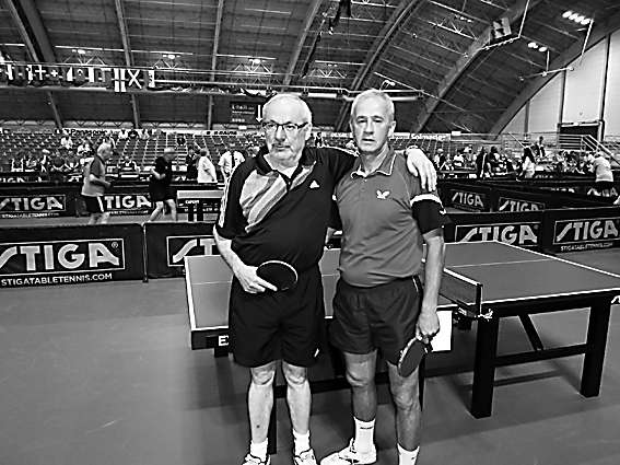 Eiropas veterānu individuālajā galda tenisa čempionātā 60-64 gadu vecuma grupas vicečempions smiltenietis Juris Siliņš (no labās) kopā ar čempionu vācieti, kam sīvā cīņā zaudēja finālā. 

Autors:  NO PERSONĪGĀ ARHĪVA