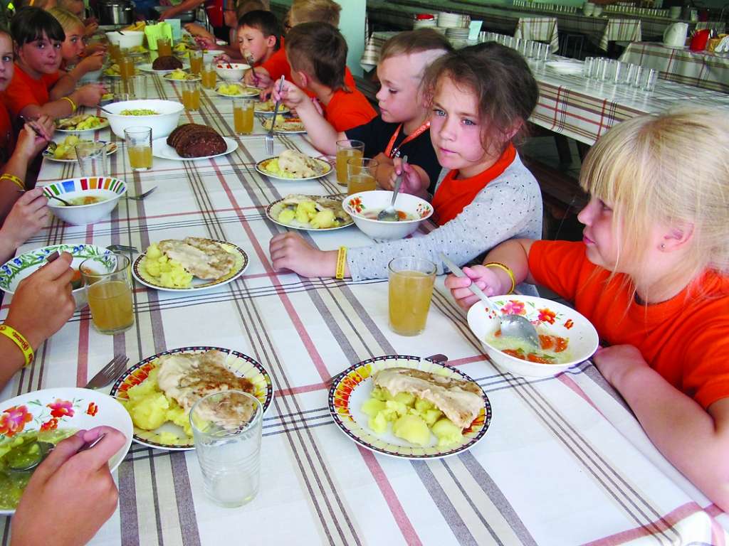 Vecāki var būt mierīgi – dziesmu svētku dalībniekus ēdina garšīgi un daudzveidīgi. Otrdien pusdienās pirmajā ēdienā mazie Valkas pamatskolas 1.-2. klašu deju kolektīva „Vainadziņš” dalībnieki ēda dārzeņu zupu, otrajā – kartupeļus ar lielu, tvaicētu gaļas gabalu un svaigu dārzeņu salātiem un knapi varēja visu pievārēt.   
Autors: INGA KARPOVA