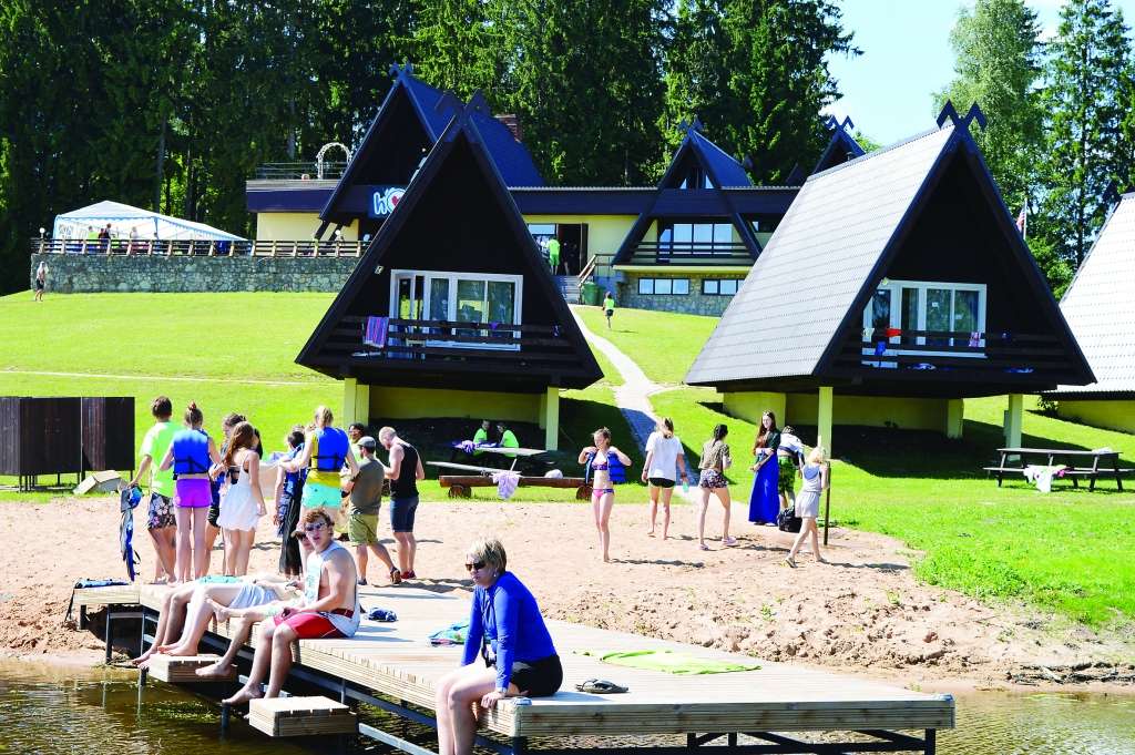 Pēc īpašnieku maiņas lielas pārvērtības piedzīvojusi atpūtas bāze “Silmači” Launkalnes pagastā. Piemēram, visām kempinga mājiņām nomainīti jumta segumi un virs jumta kores uzlikts jumītis. 
Autors: SANDRA PĒTERSONE