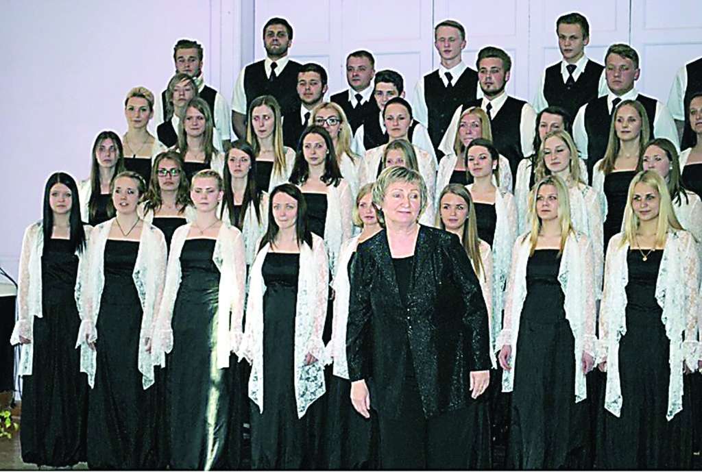 Esam bezgala laimīgi!” par trešo augstāko rezultātu Latvijas skolēnu koru karos, kas iegūts stiprākajā A grupā, priecājas Smiltenes jauniešu koris “Lido” un kora diriģente Valda Sedola.  
Autors: SANDRA PĒTERSONE
