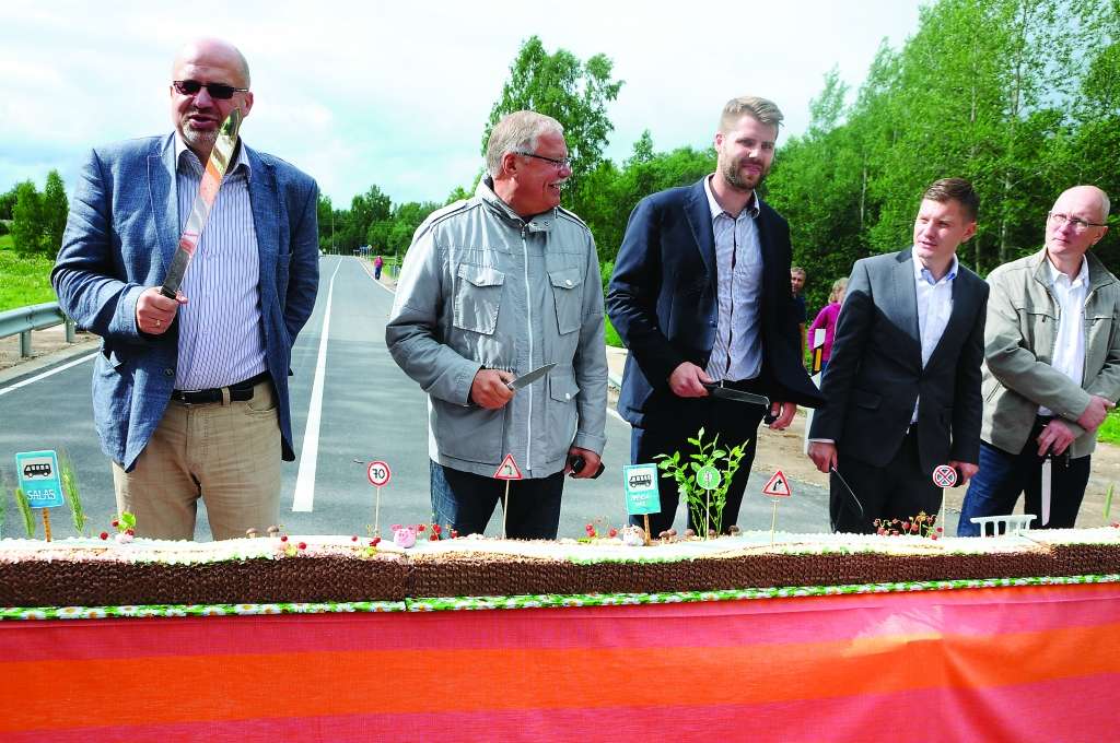  Ceļa posma atklāšanas lentas vietā bija gara kūka, ko cepušas vietējās saimnieces. 
Autors: AIVARS ZILBERS