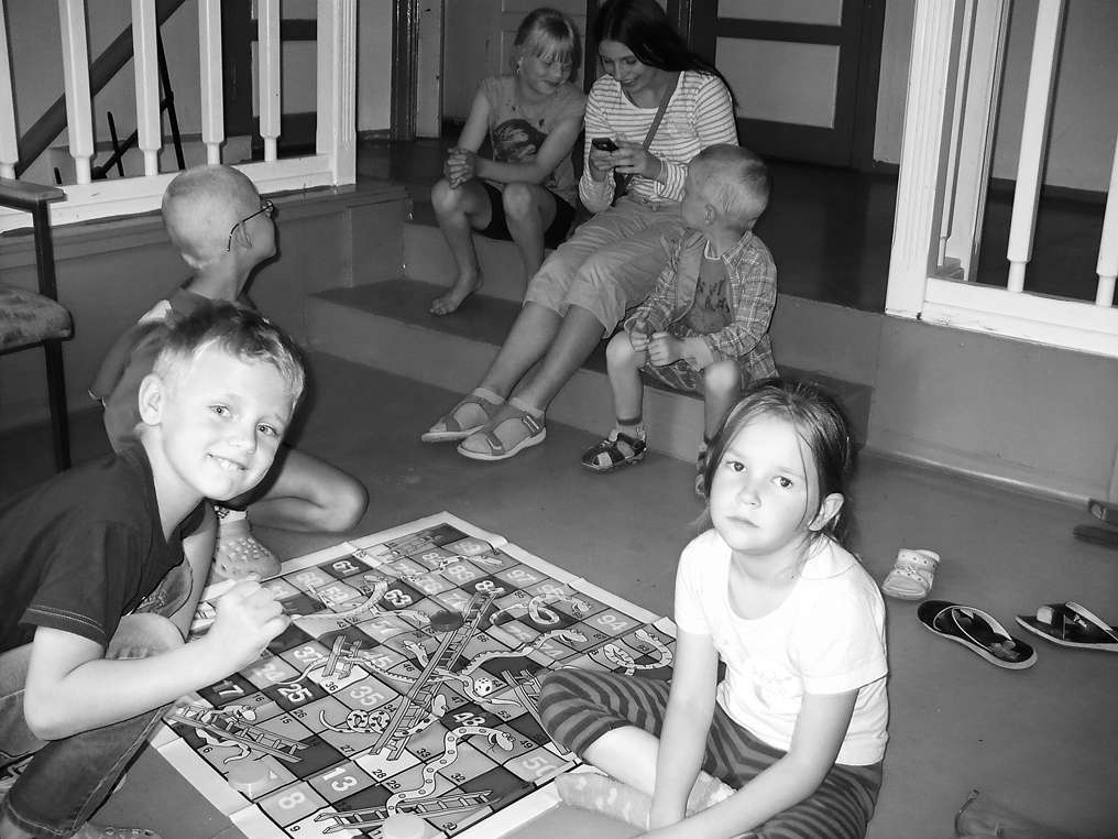 Bērni ar lielu interesi spēlē jaunās galda spēles, ko Sarkanajam Krustam sagādājuši Vācijas kolēģi.
Autors: GAĻINA SOKOLOVA