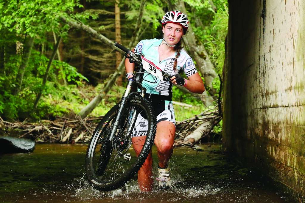 Svētdien Latvijas kalnu riteņbraukšanas dzimtene Smiltene uzņēma aizraujošā un tehniski sarežģītā “Vivus.lv MTB maratona” 5. posma dalībniekus. Vairāk nekā piecsimt riteņbraucēju sevi izaicināja kādā no piedāvātajām distancēm – TREK 50 kilometrus garajā maratona distancē vai 30 kilometru garajā “Latvijas valsts mežu” pusmaratonā. Bet paši jaunākie censoņi devās “Limpo” bērnu braucienā. To, ka Smiltenē riteņbraukšanas tradīcijas joprojām ir spēcīgas un tiek turētas godā, apliecina smilteniešu gūtie rezultāti sacensībās.  
Autors: SANTA SINKA