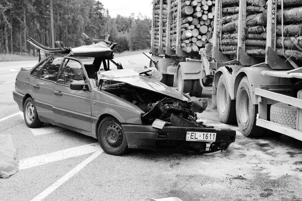 Pirmdien smaga avārija notika Launkalnes pagastā, kur sadursmē ar baļķvedēju gāja bojā automašīnas “Volkswagen Passat” vadītājs. 
Autors: SARMĪTE OZOLA