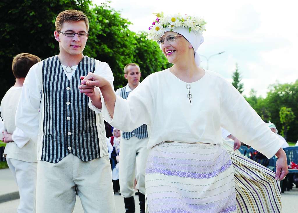 Folkloras deju kopas “Sudmaliņas” dalībnieki Jānis Bērtiņš un Inguna Medne naskā deju solī festivāla ieskaņu koncertā Valkā. 
Autors: ALDIS DUBĻĀNS