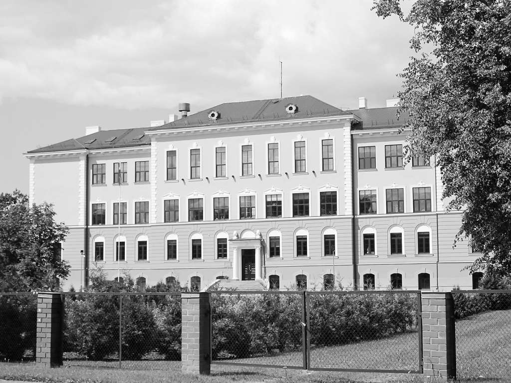 Skolu reitingā Valkas ģimnāzija ierindojusies 69. vietā. Pašlaik skolā valda klusums, bet jau pavisam drīz tās durvis atkal vērs ģimnāzisti un viņu skolotāji.  
Autors: INGA KARPOVA