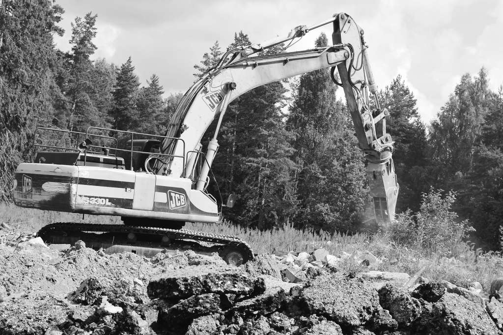 Pērn rudenī Latvijā uzmanības centrā nokļuva šī vieta Strenčos netālu no Gaujas, kur pašvaldība noglabāja pārstrādei paredzētos būvmateriālus. Šonedēļ plānotais process ir sācies, un vispirms no betona tiek atdalīta metāla armatūra. 
Autors: SANDRA PĒTERSONE