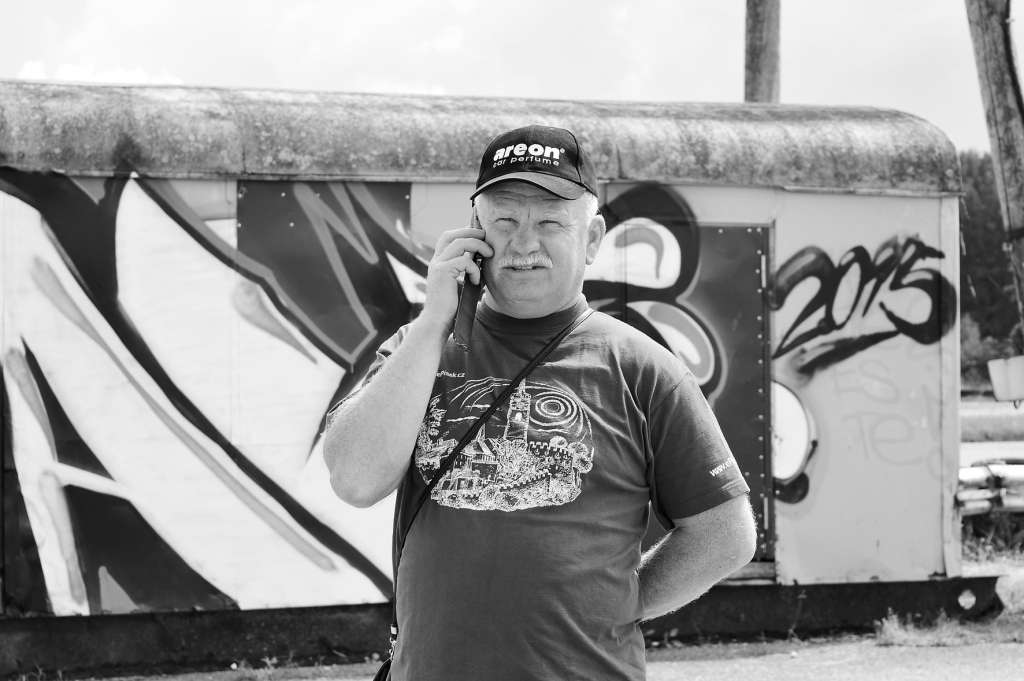 Tehniskā sporta kluba “Smiltene” valdes priekšsēdētājs Vairis Tralla zvana Valsts policijai, lai informētu par īpašuma bojāšanu – ceturtdien no rīta viņš konstatēja, ka sporta kompleksā “Teperis” atkal ir apķēpāts kartingu trasei blakus esošais vagoniņš. 
Autors: SANTA SINKA