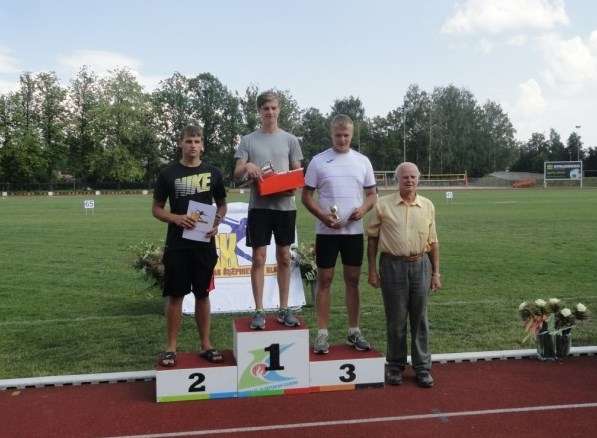 Abiem jauniešiem  - Jāzepam Grozam un  Artūram Meirēnam ir nopietna sacensību pieredze. Abiem ir nācies dalīt arī pjedestālu. Foto no  Jāņa Lūša kausa izcīņas sacensībām šķēpa mešanā Jelgavā 2013. gadā.
Autors: no arhīva