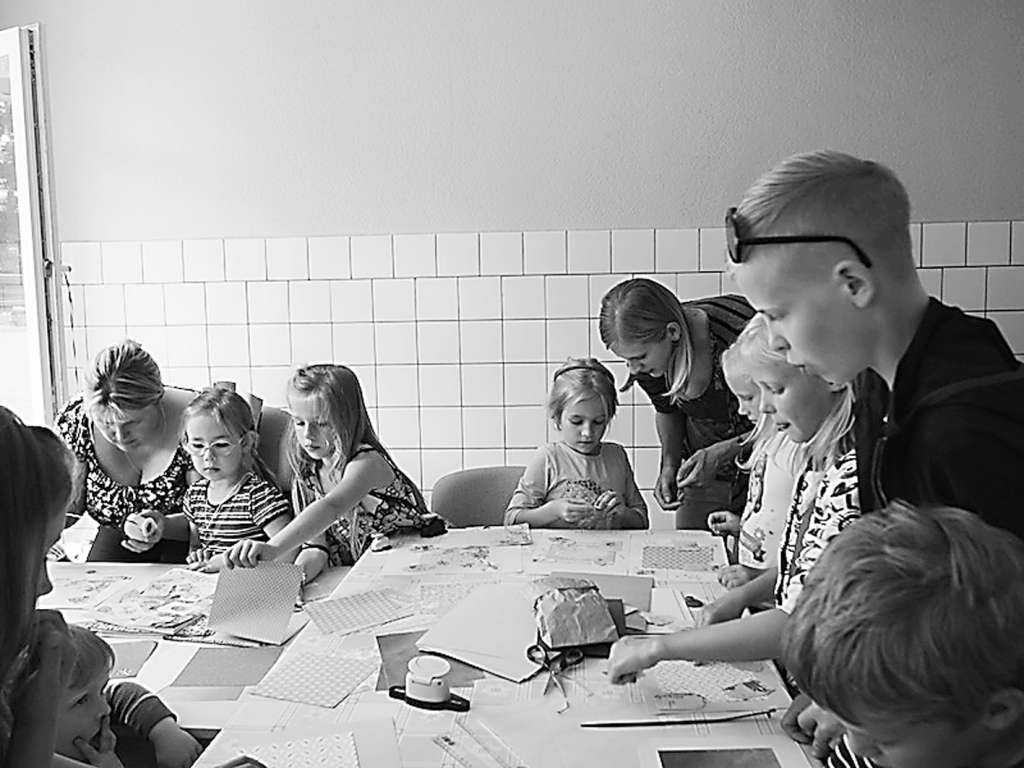 Pirmajā nodarbībā trikātieši gatavoja piezīmju lapiņu turētāju. 
                                                                                                           
Autors: LINDA KRŪMIŅA
