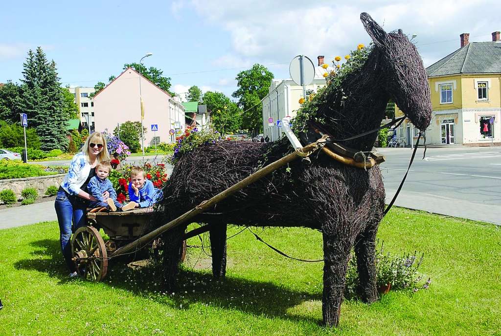 Smilteniete Monta Glāzere jau ilgus gadus dzīvo Īrijā, taču katru vasaru par labu tradīciju ir kļuvusi ciemošanās savā dzimtajā pilsētā kopā ar ģimeni. Šovasar viņa ar dēliem Jāni Klāvu un Filipu par piemiņu no Smiltenes līdzi paņēma fotogrāfiju, kurā visi redzami pie pilsētas centrā esošā dekoratīvā un ziediem rotātā zirga. 
Autors: NO PERSONĪGĀ ARHĪVA